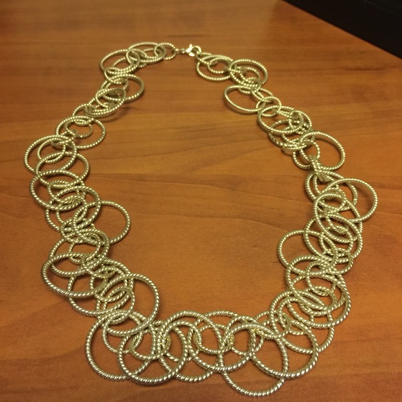 Jewelry - ✅✅✅🌺🌺🌺📣📣📣Gold tone necklace