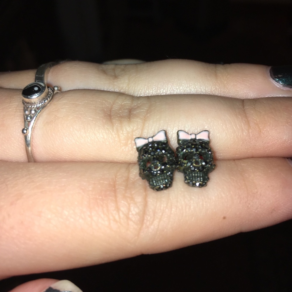 Betsey Johnson skull and bow earrings