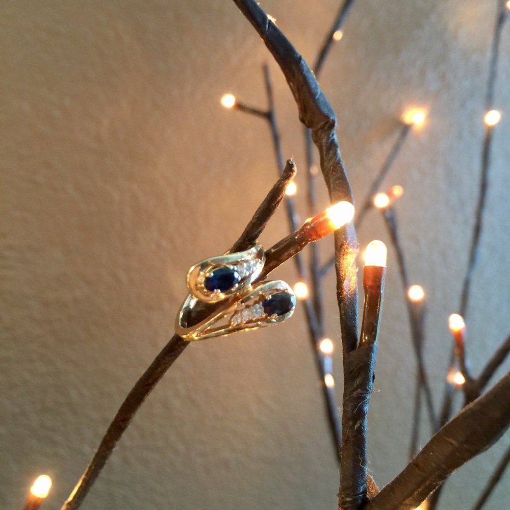 Sapphire and diamonds gold ring