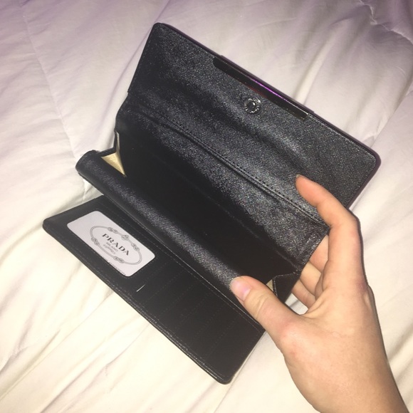 16932180_33818766_600.jpg Prada wallet