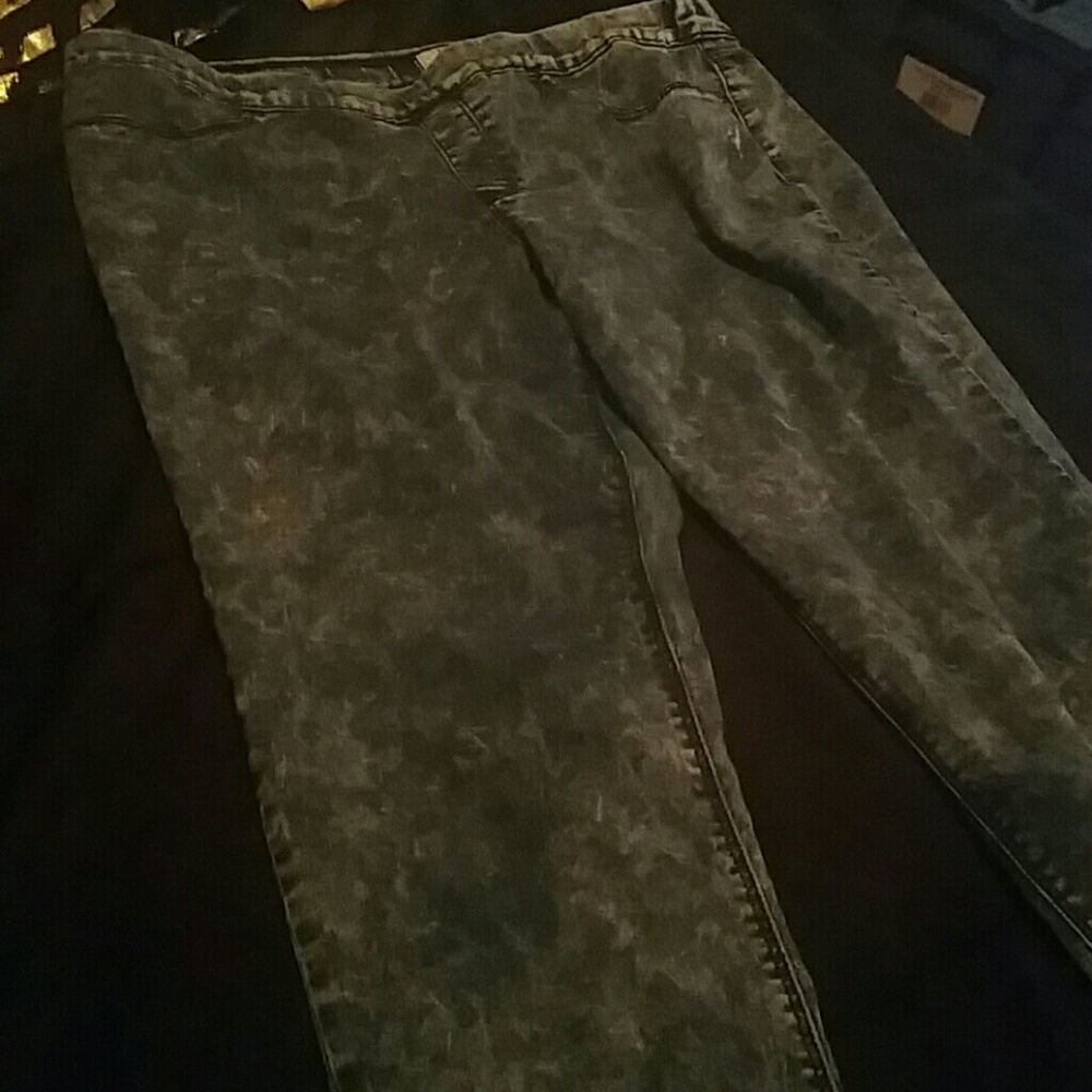 l.e.i elastic waist jeans w/ back pockets