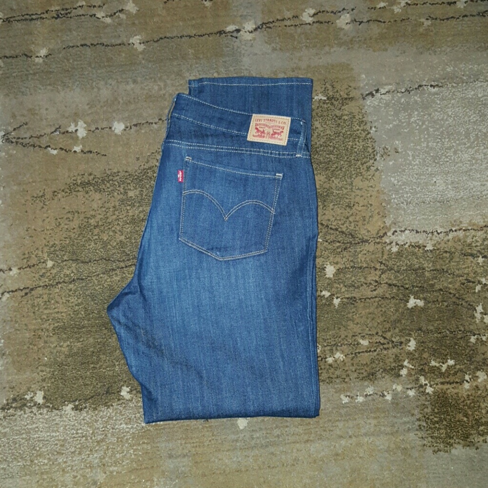 Levis 712