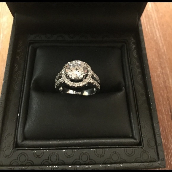 Lassaire clear simulated diamonds in RSC. Size 7.