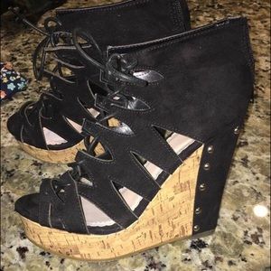 Black wedges