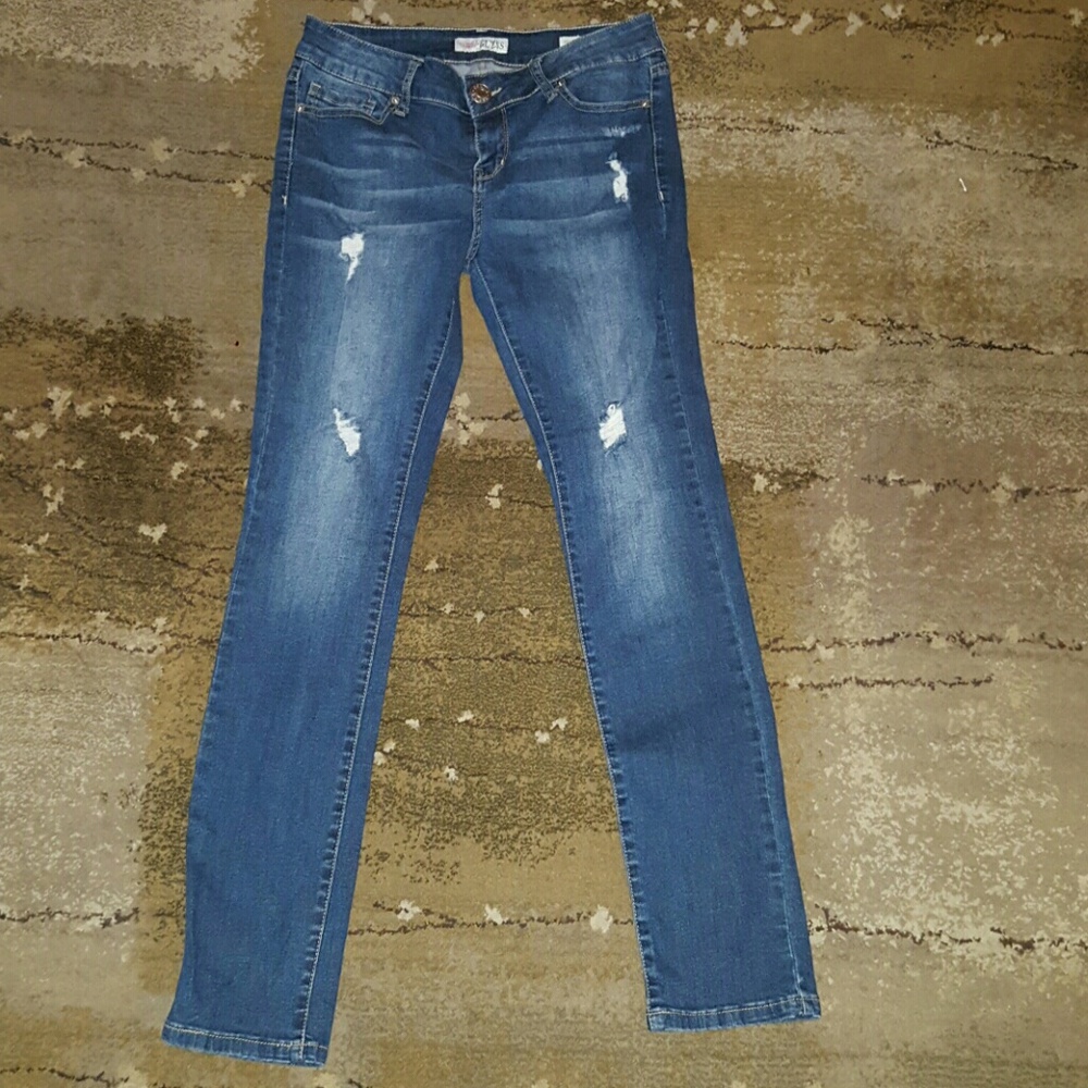 GUESS - Picture 2 of 3