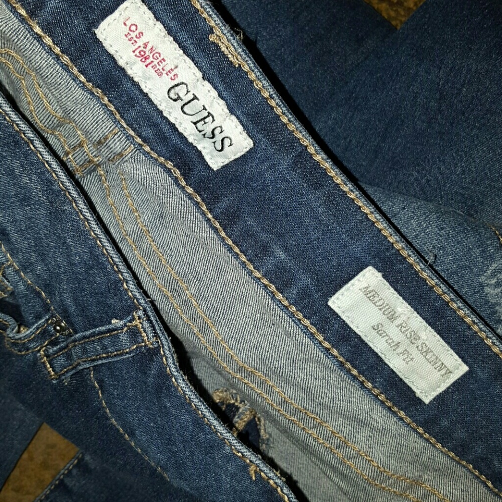 GUESS - Picture 3 of 3