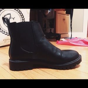 BLACK CHELSEA BOOTS SIZE 6 (WOMENS)