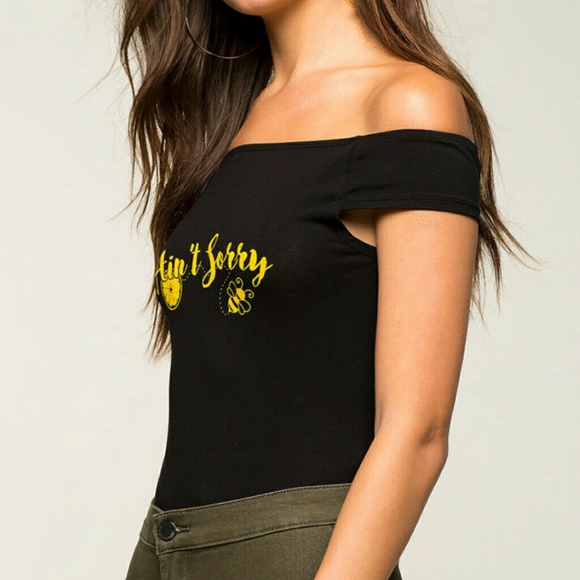 👄NEW! Ain't Sorry Off Shoulder Bodysuit👄 - Picture 3 of 8