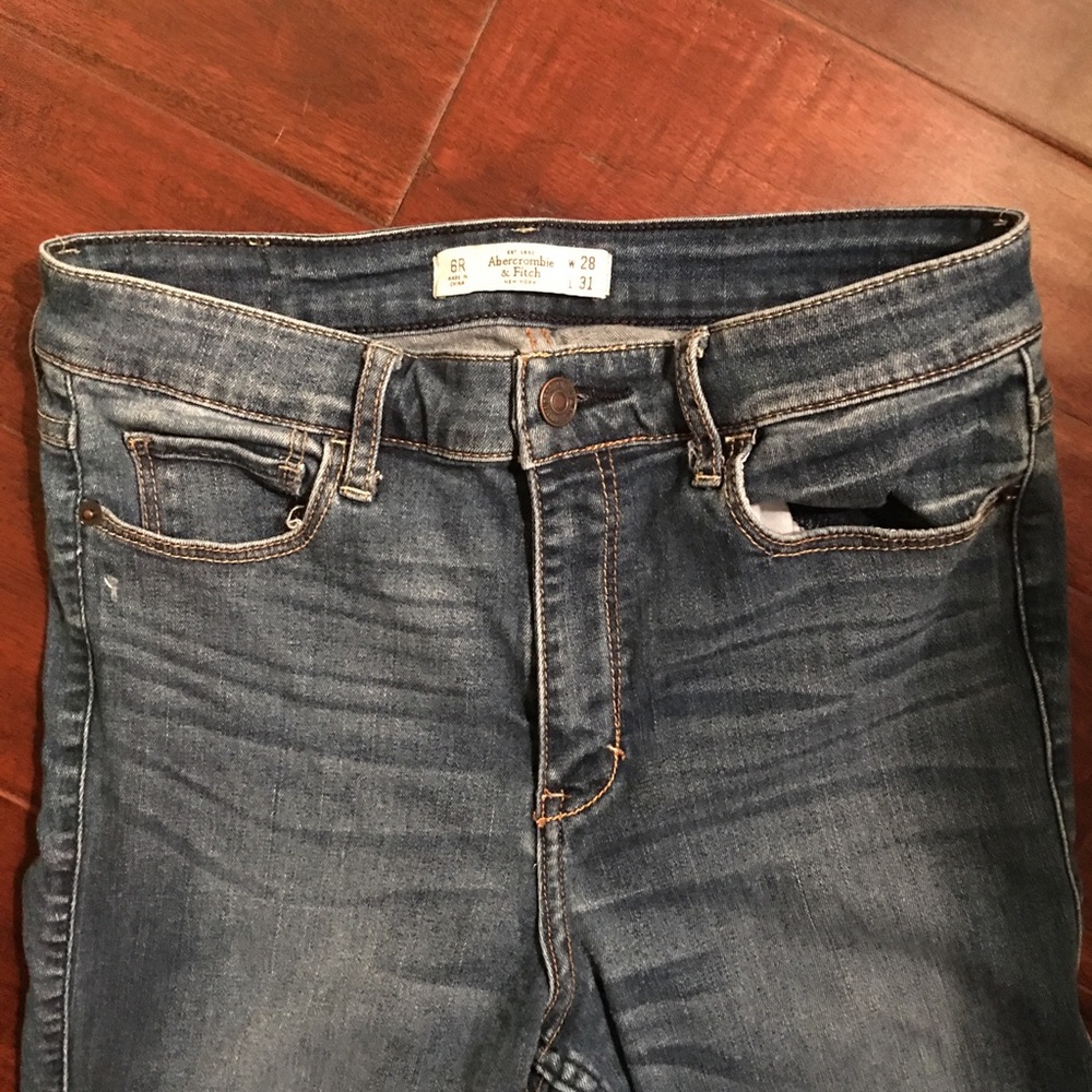 Abercrombie 6R medium wash skinny jean