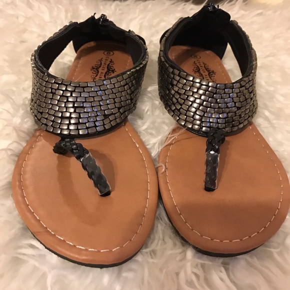 Charles Albert  Shoes - 🌹Cute T-Strap Black with Silver Flat Sandal