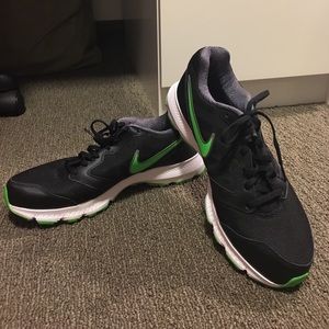 Men's Nike tennis shoe