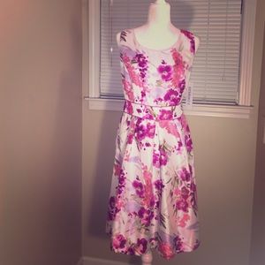 Brand new flowery dress perfect for spring time !!
