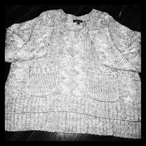 ADORABLE! 💋 Cropped gray sweater