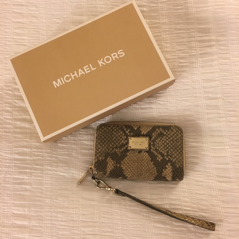 🎗Authentic Michael Kors wallet/wristlet🎗
