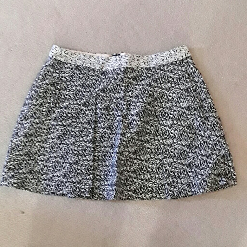 Banana Republic black and white pleated skirt