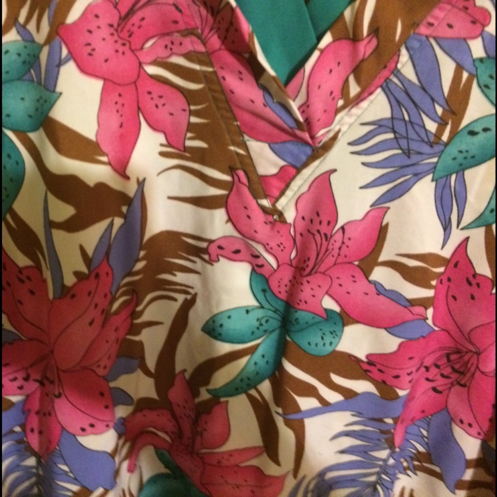 Scrub Top - Picture 2 of 3