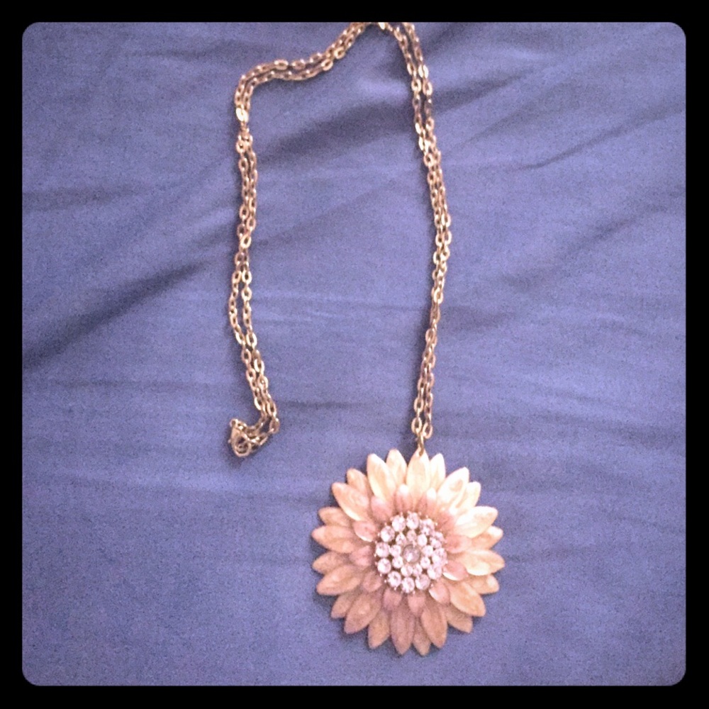 Flower pendant necklace