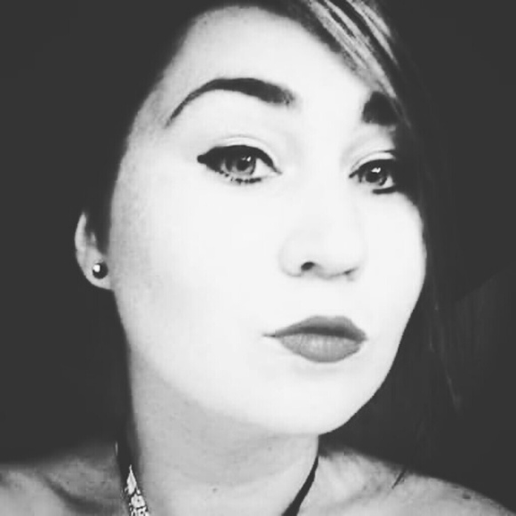 Meet your Posher, Kayla - Picture 2 of 2