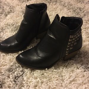 Super cute black boots!!
