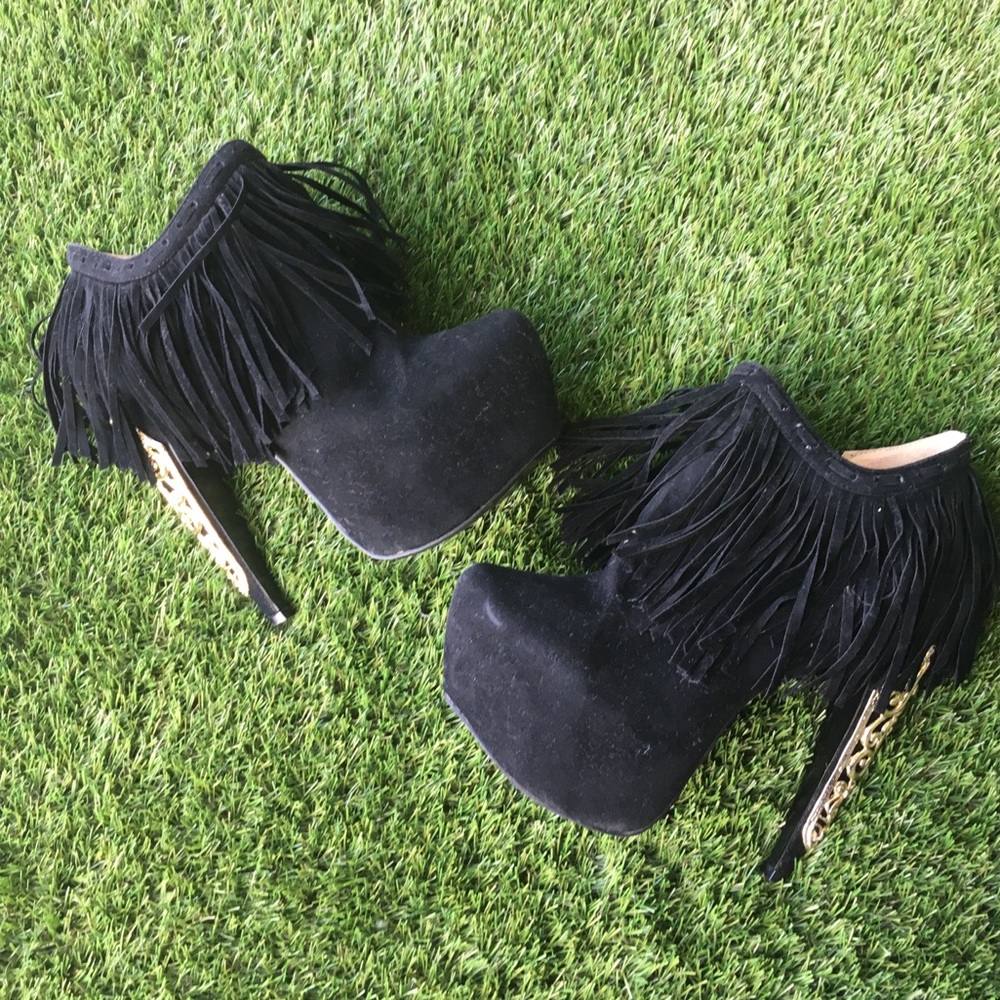 Black fridge and gold accents platforms