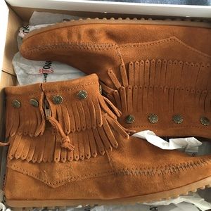 BRAND NEW Minnetonka Short Fringe Boots