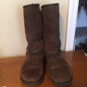 Used pair of chocolate brown uggs