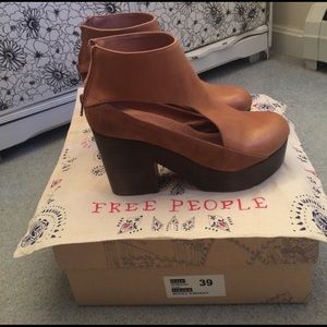 Free People Horizon Clog (Honey Whiskey)