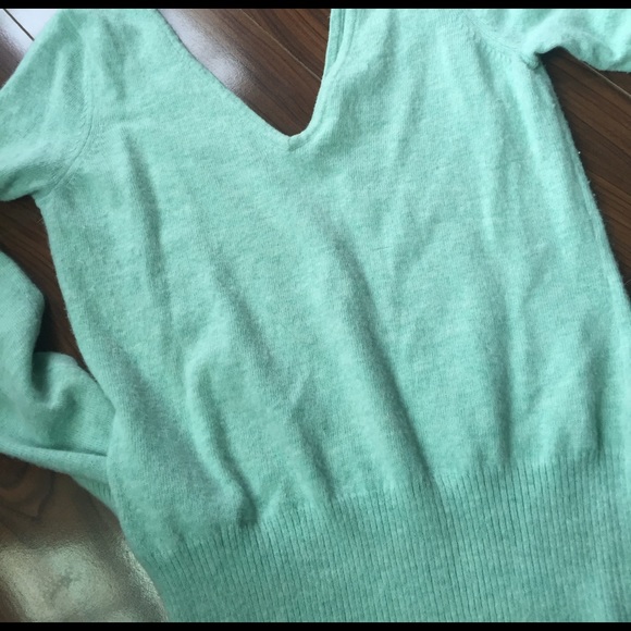 💋Gorgeous Green Old Navy V-Neck Sweater💋 - Picture 2 of 4