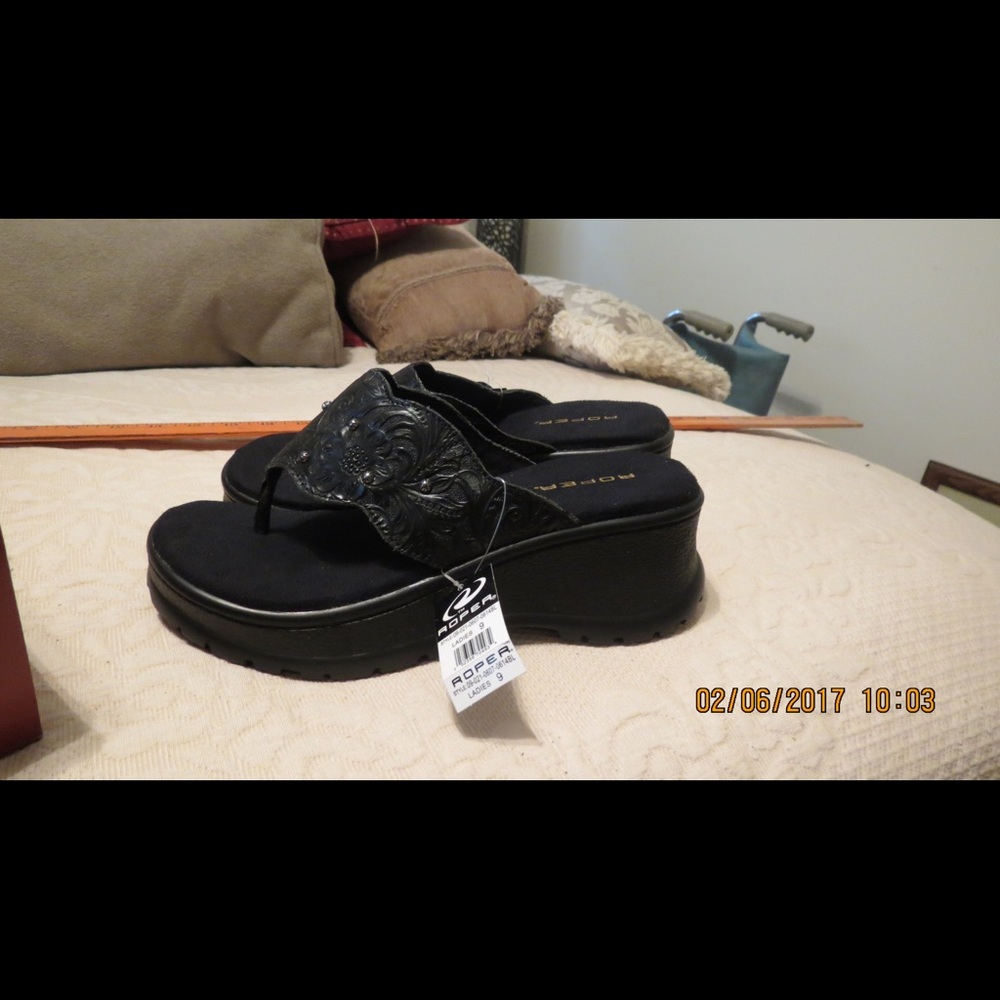 ROPER SANDAL Black Thong Comfort Wedge