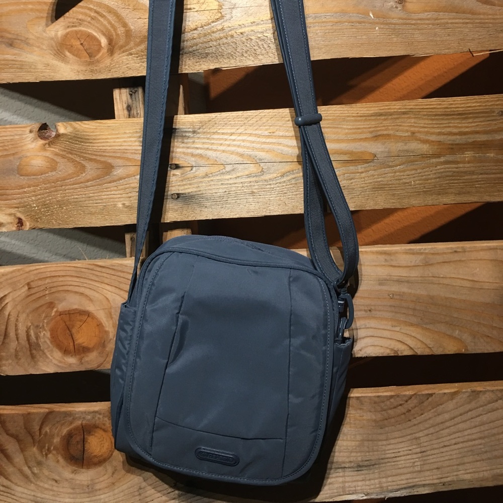 Metrosafe™ LS200 anti-theft shoulder bag PACSAFE®
