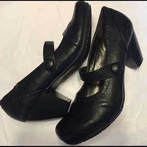 NWOT. Rialto Mary Jane Shoes w/ Clog Style Heel.