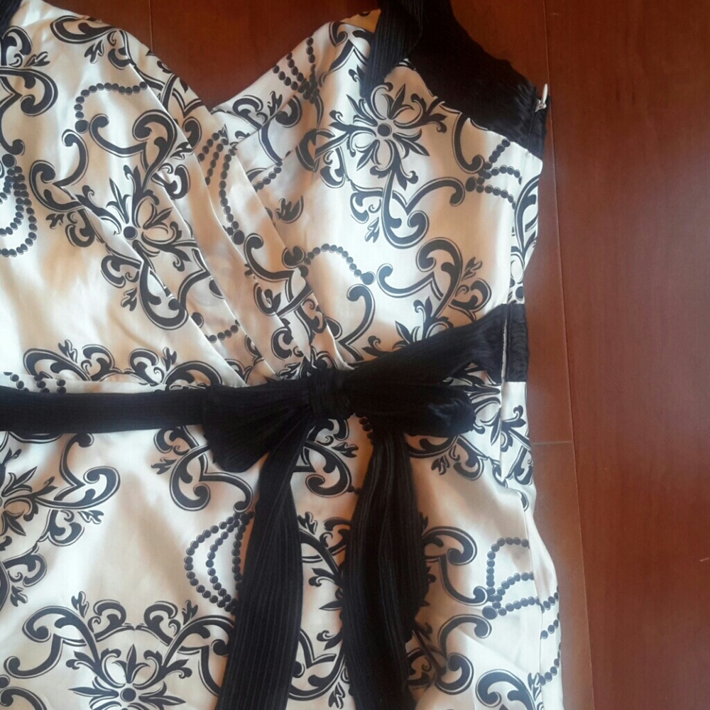 NWT White House Black Market Silk Halter Top, 6 - Picture 2 of 4
