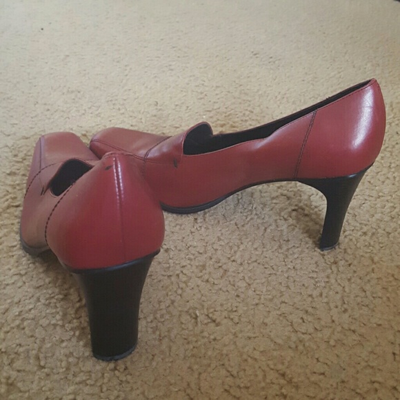 Red pumps - Picture 2 of 2