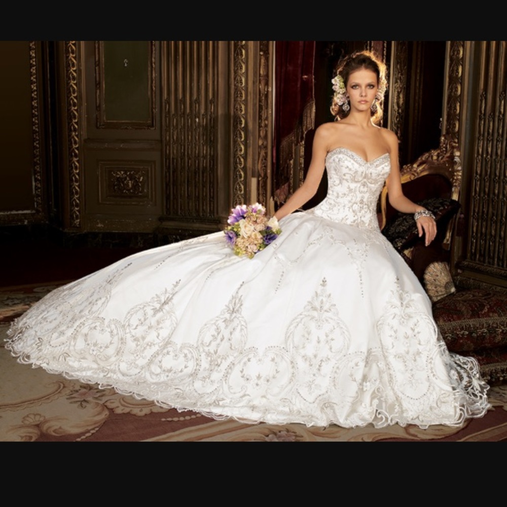 Pre-Owned Wedding Gown (Eve Of Milady Style #4241)