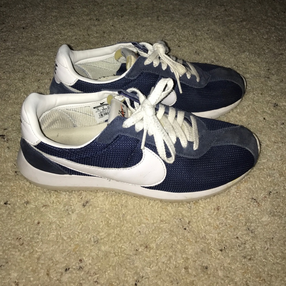 blue and white nike roshe