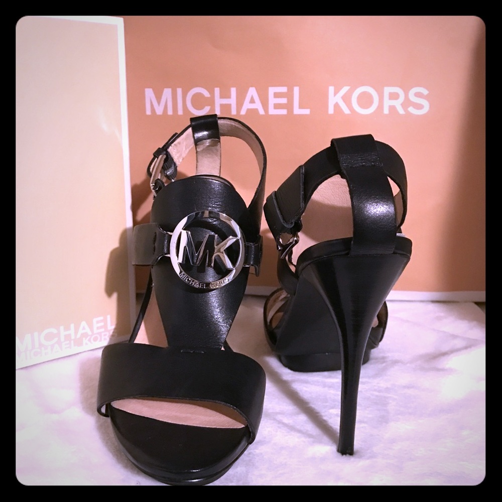 🌀Michael Kors Charm Platform Sandal