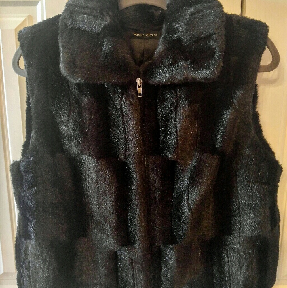 Gorgeous Valerie Stevens Black Faux Fur Vest