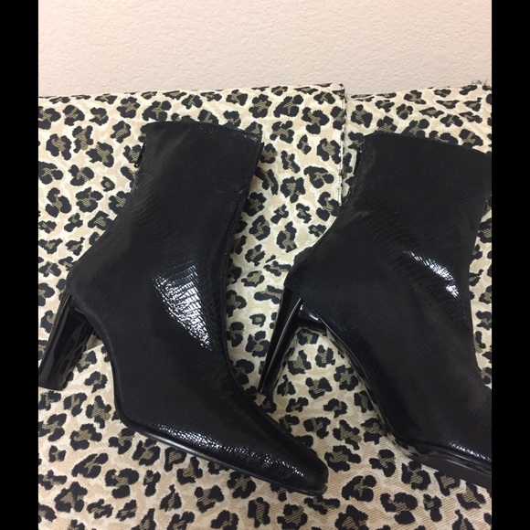 Stuart  Weitzman Lizard Skin Textured Boots. 9B - Picture 2 of 2