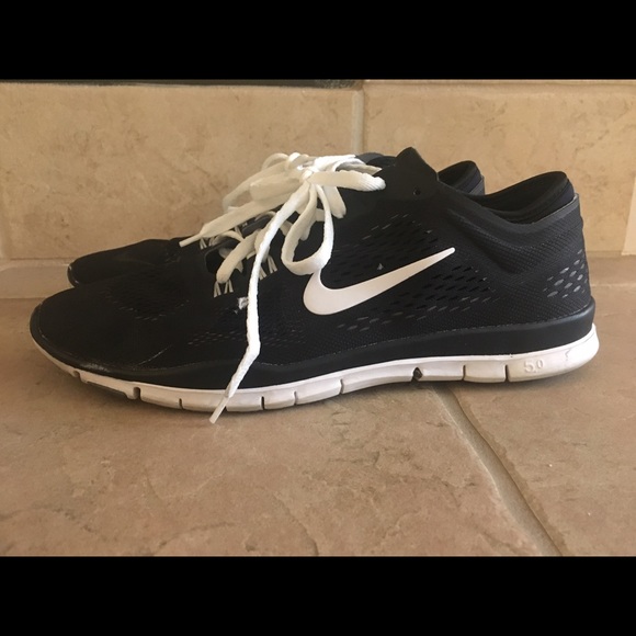 le scarpe nike tri in forma 4 black scarpe poshmark le scarpe nike tri in forma 4 black scarpe poshmark