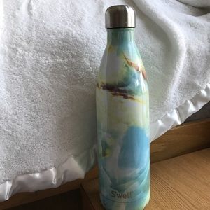 25oz S'well water bottle