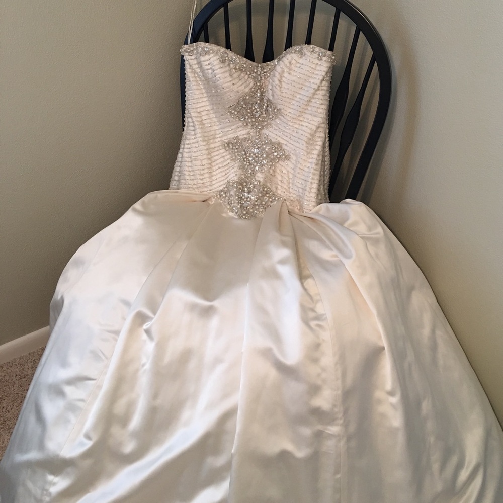 Wedding dress ivory NEVER WORN