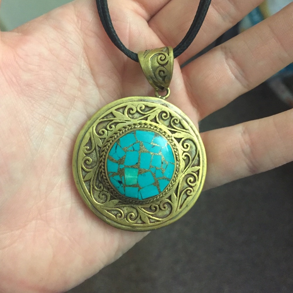 Beautiful turquoise and gold pendant necklace