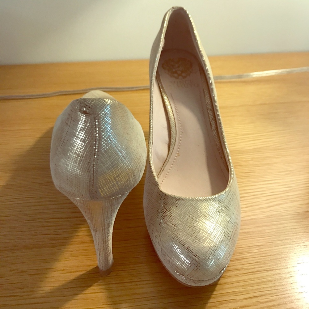 Gold pumps - bridesmaids!