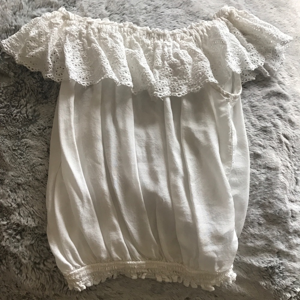 ⚪️White off the shoulder crop⚪️