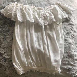 ⚪️White off the shoulder crop⚪️