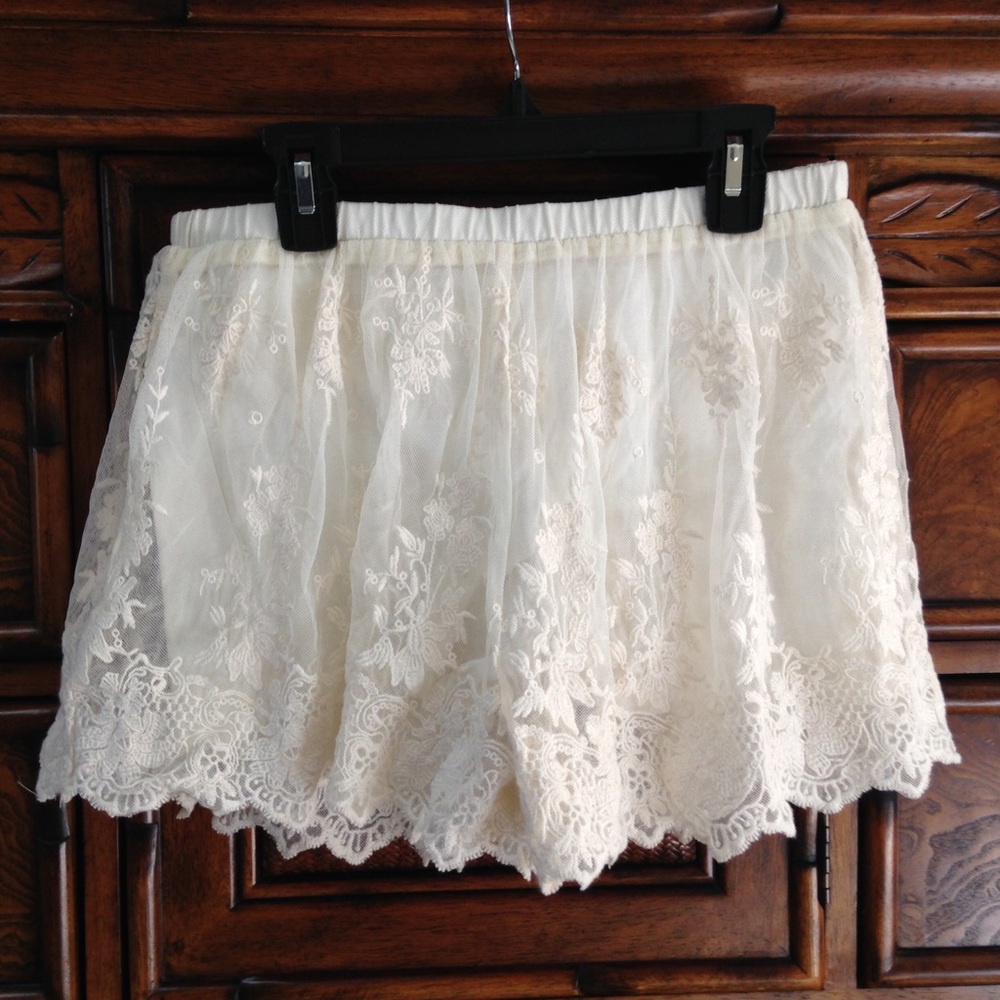 Trafaluc by Zara Cream Lace Shorts Size Medium