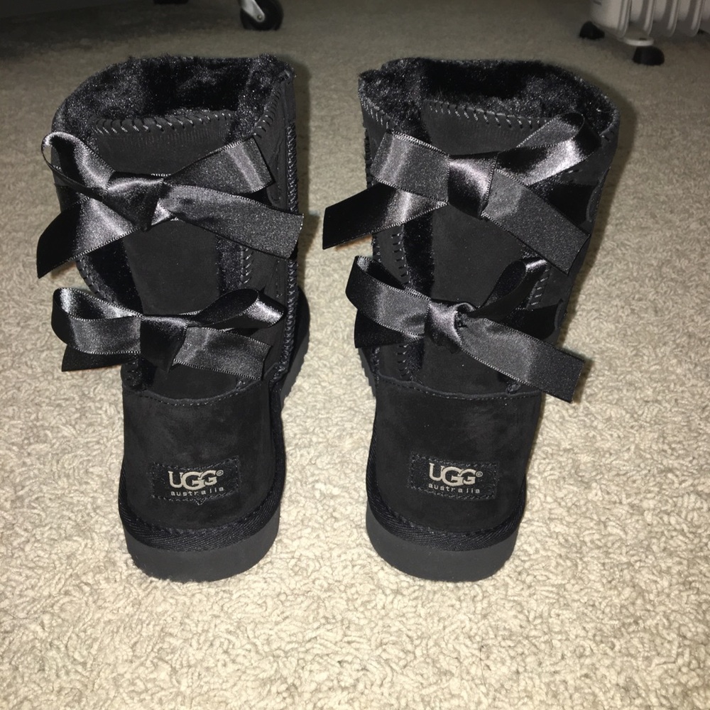 Women's size 8 Bailey Bow Uggs in Black
