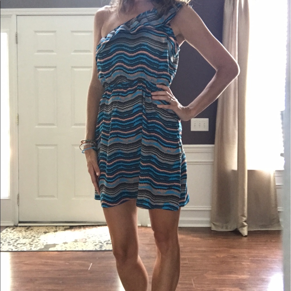 One-shoulder dress