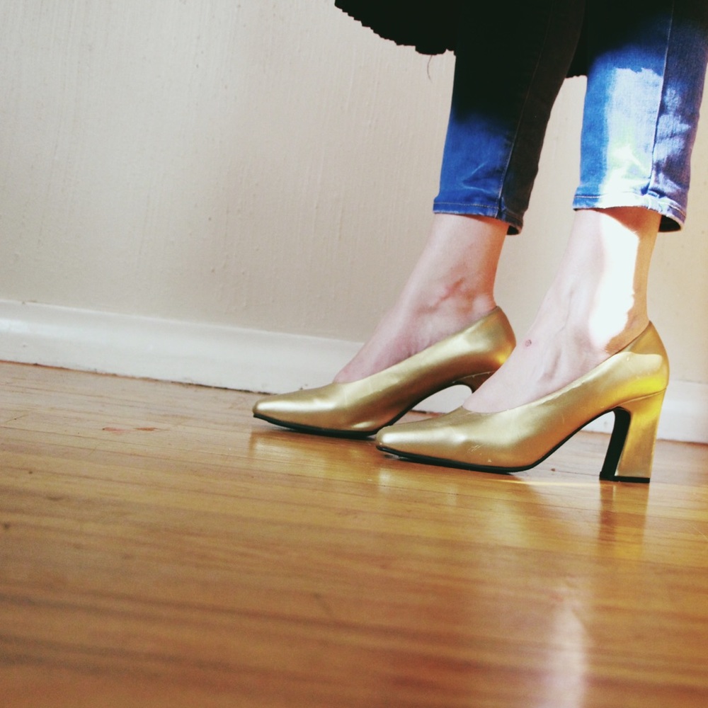 HP❤️❤️Mondolfo Gold Vintage Block Heel Pumps❤️❤️