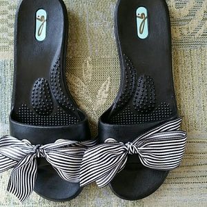 OKA B BLACK RUBBER FLIP FLOPS